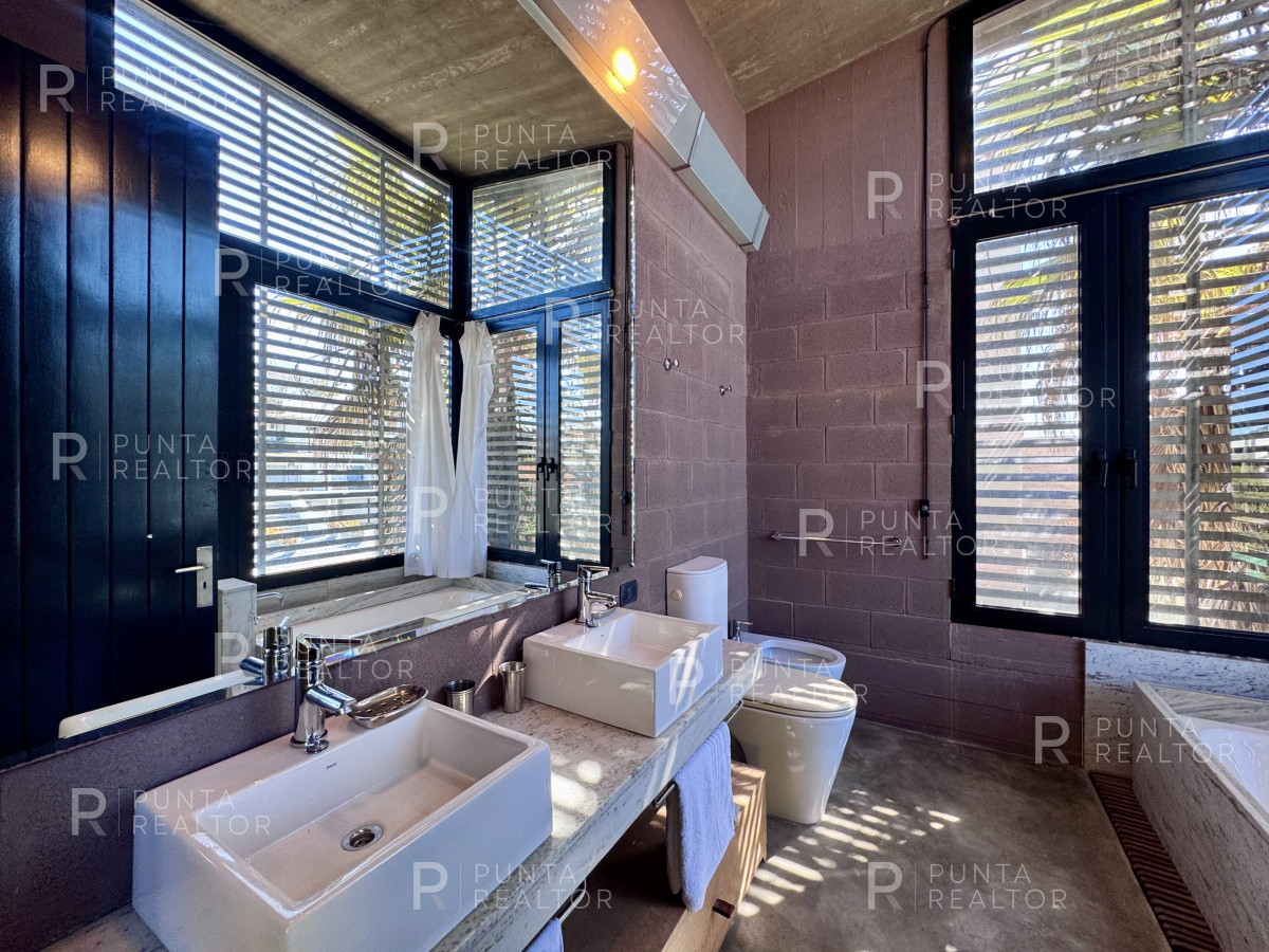 Casa ID.1758 - Casa venta 3 dormitorios y servicio, pileta, La Barra, Uruguay