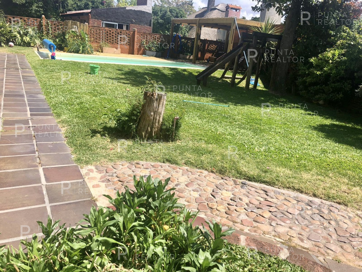 Casa ID.131 - Las Delicias, casa de dos dormitorios para 7 personas, 2 dormitorios y servicio, jardín, parrillero techado. cochera, a 3 cuadras de la playa
