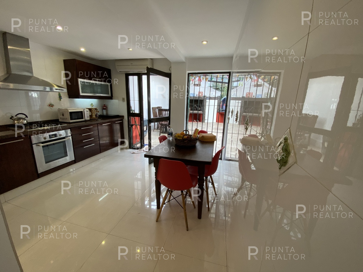 Casa ID.828 - Casa en alquiler 3 dormitorios, 2 suites, servicio, barbacoa, jardines, Montevideo Uruguay