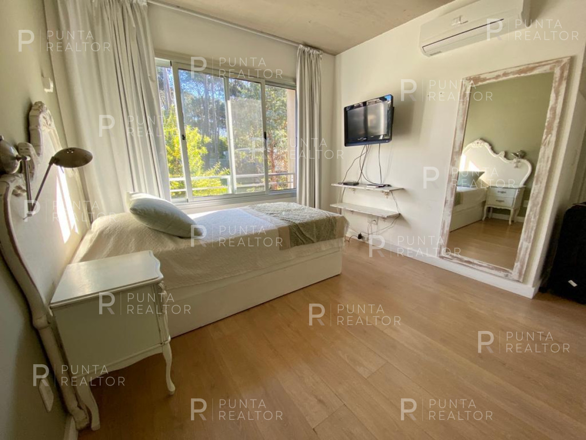 Casa ID.146 - Casa Alquiler, 4 dormitorios, Barrio Privado, Rincón del Indio,  Playa Brava, Punta del Este, Uruguay