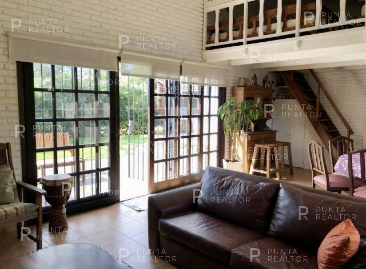 Casa ID.131 - Las Delicias, casa de dos dormitorios para 7 personas, 2 dormitorios y servicio, jardín, parrillero techado. cochera, a 3 cuadras de la playa