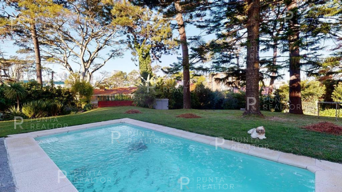 Casa ID.1368 - Excelente casa en alquiler Playa Mansa con pileta, Punta del Este, Uruguay