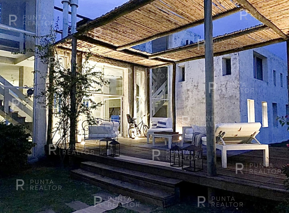 Casa ID.299 - Montoya, frente al mar, 4 suites, dependencia, living, cocina, lavadero, deck, parrillero, alarma, piscina.