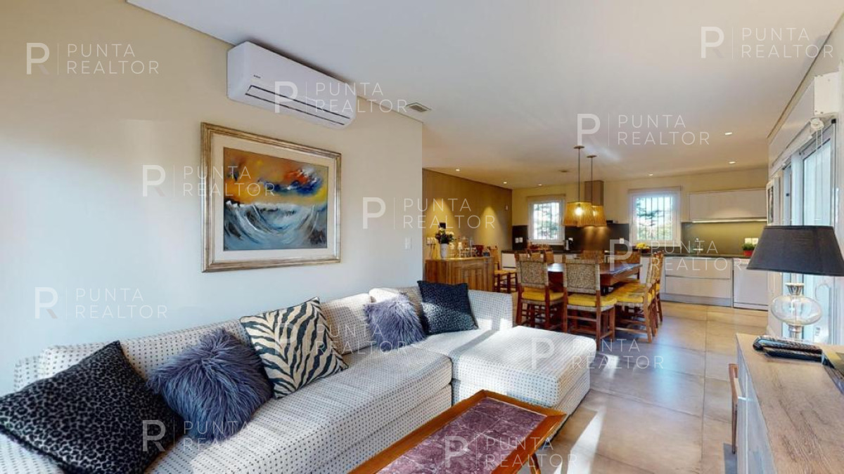 Casa ID.1368 - Excelente casa en alquiler Playa Mansa con pileta, Punta del Este, Uruguay