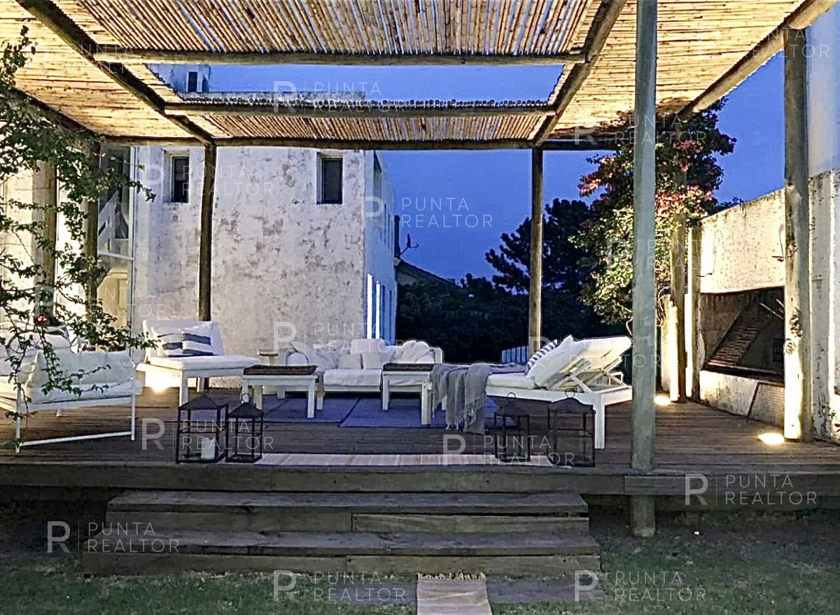 Casa ID.299 - Montoya, frente al mar, 4 suites, dependencia, living, cocina, lavadero, deck, parrillero, alarma, piscina.