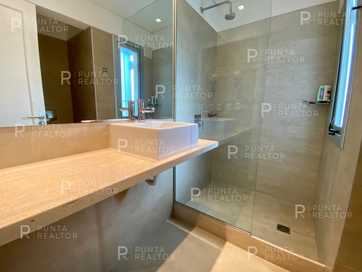 Casa ID.146 - Casa Alquiler, 4 dormitorios, Barrio Privado, Rincón del Indio,  Playa Brava, Punta del Este, Uruguay