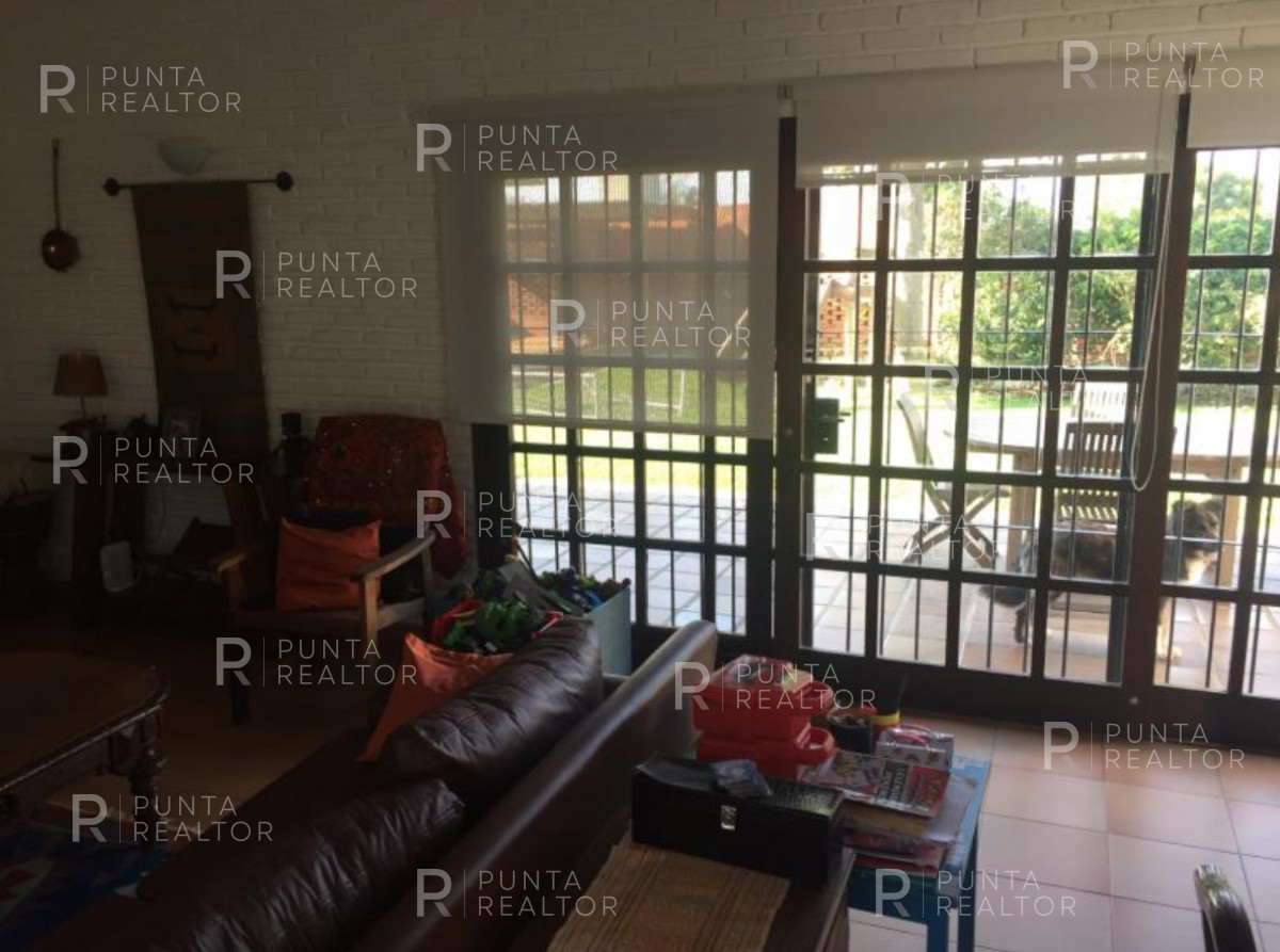 Casa ID.131 - Las Delicias, casa de dos dormitorios para 7 personas, 2 dormitorios y servicio, jardín, parrillero techado. cochera, a 3 cuadras de la playa