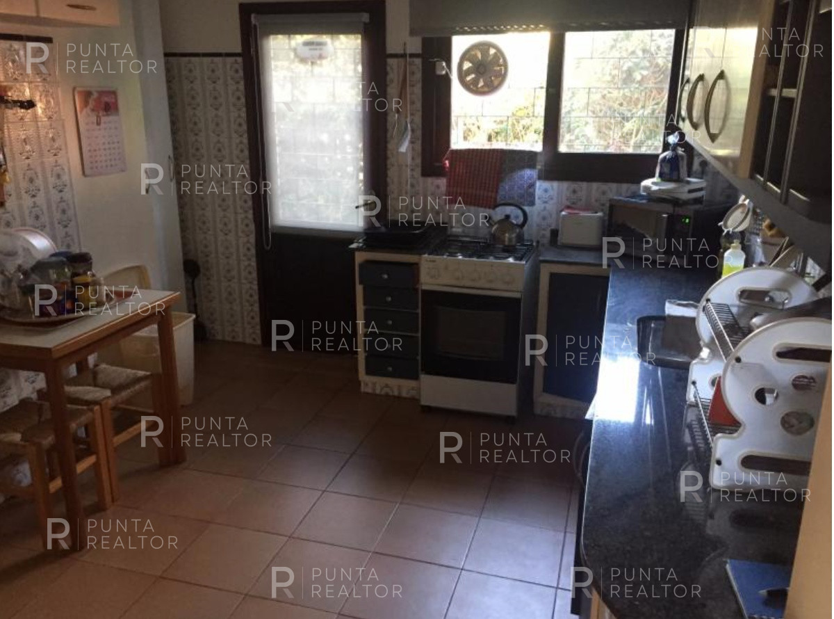 Casa ID.131 - Las Delicias, casa de dos dormitorios para 7 personas, 2 dormitorios y servicio, jardín, parrillero techado. cochera, a 3 cuadras de la playa