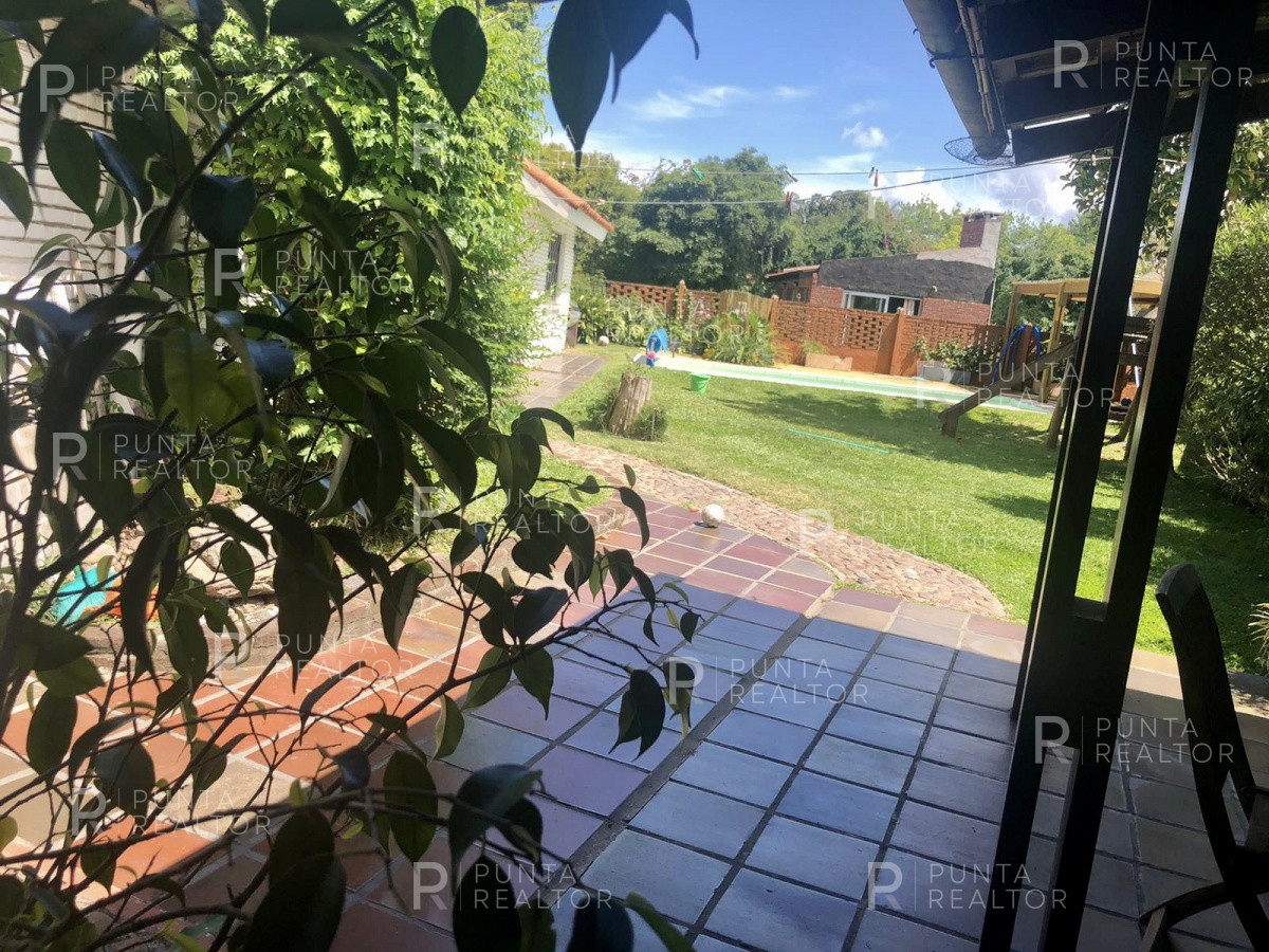 Casa ID.131 - Las Delicias, casa de dos dormitorios para 7 personas, 2 dormitorios y servicio, jardín, parrillero techado. cochera, a 3 cuadras de la playa