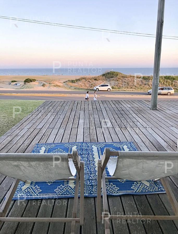 Casa ID.299 - Montoya, frente al mar, 4 suites, dependencia, living, cocina, lavadero, deck, parrillero, alarma, piscina.