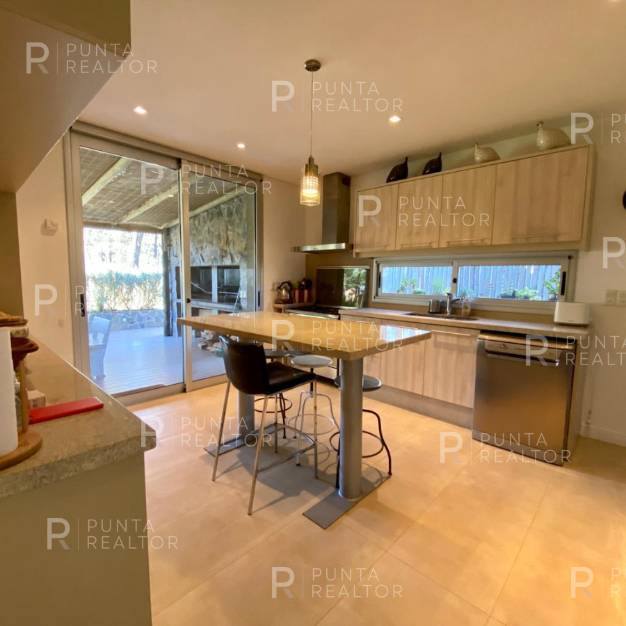 Casa ID.146 - Casa Alquiler, 4 dormitorios, Barrio Privado, Rincón del Indio,  Playa Brava, Punta del Este, Uruguay