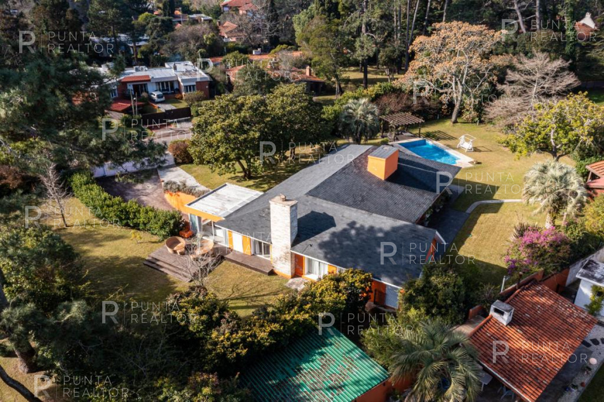 Casa ID.1199 - Excelente casa en alquiler anual 5 dormitorios y pileta climatizada, Punta del Este, Uruguay