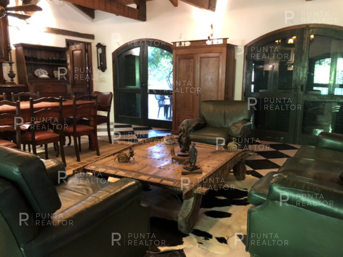 Casa ID.364 - Casa en alquiler anual en Playa Mansa excelente ubicación, super amplia