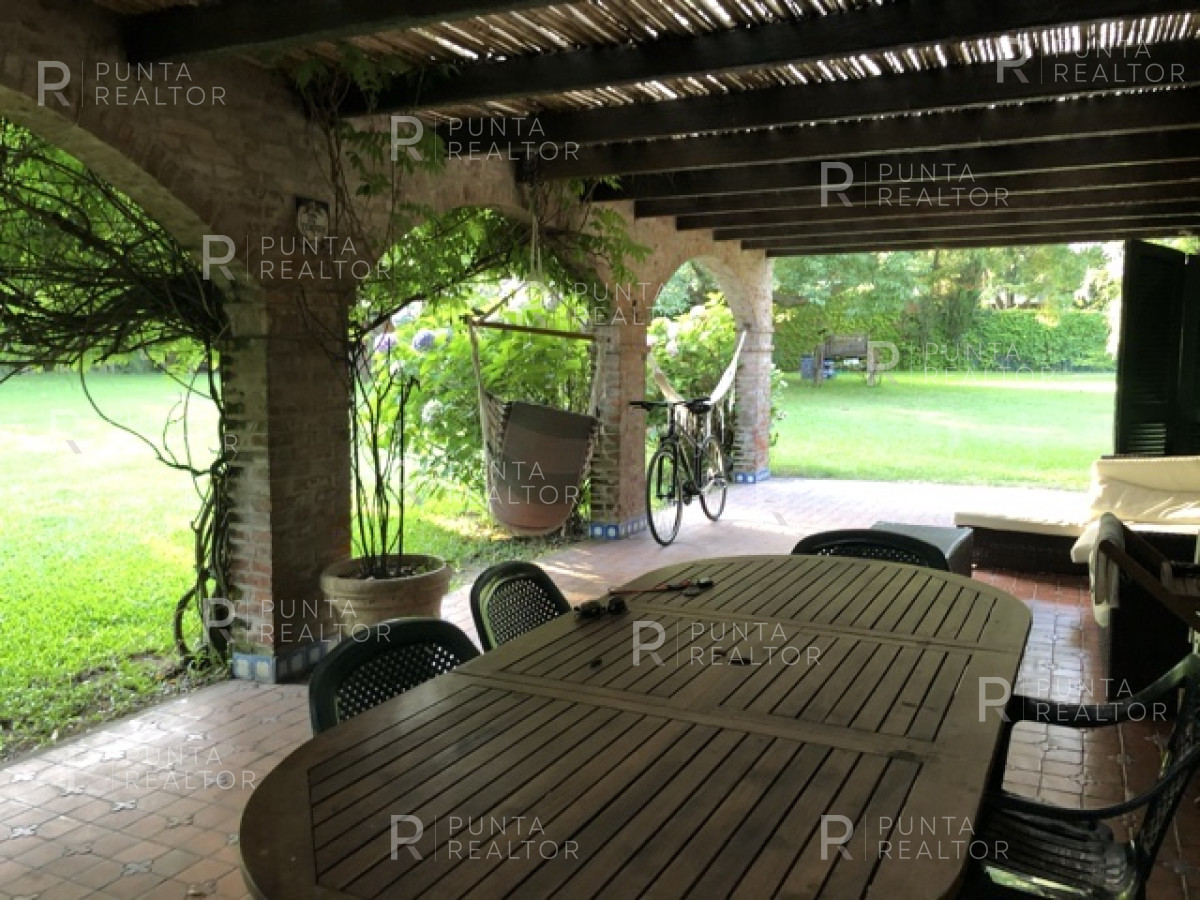 Casa ID.364 - Casa en alquiler anual en Playa Mansa excelente ubicación, super amplia