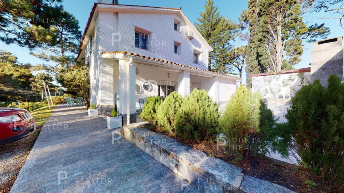 Casa ID.1368 - Excelente casa en alquiler Playa Mansa con pileta, Punta del Este, Uruguay