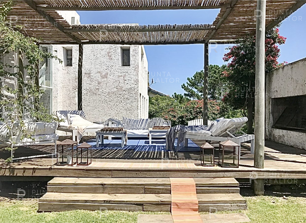 Casa ID.299 - Montoya, frente al mar, 4 suites, dependencia, living, cocina, lavadero, deck, parrillero, alarma, piscina.