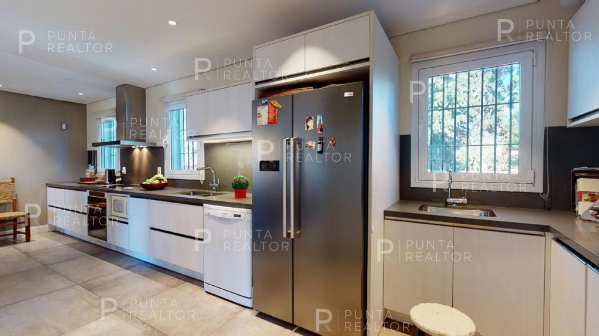 Casa ID.1368 - Excelente casa en alquiler Playa Mansa con pileta, Punta del Este, Uruguay