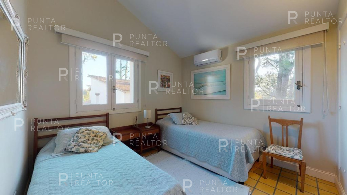 Casa ID.1368 - Excelente casa en alquiler Playa Mansa con pileta, Punta del Este, Uruguay
