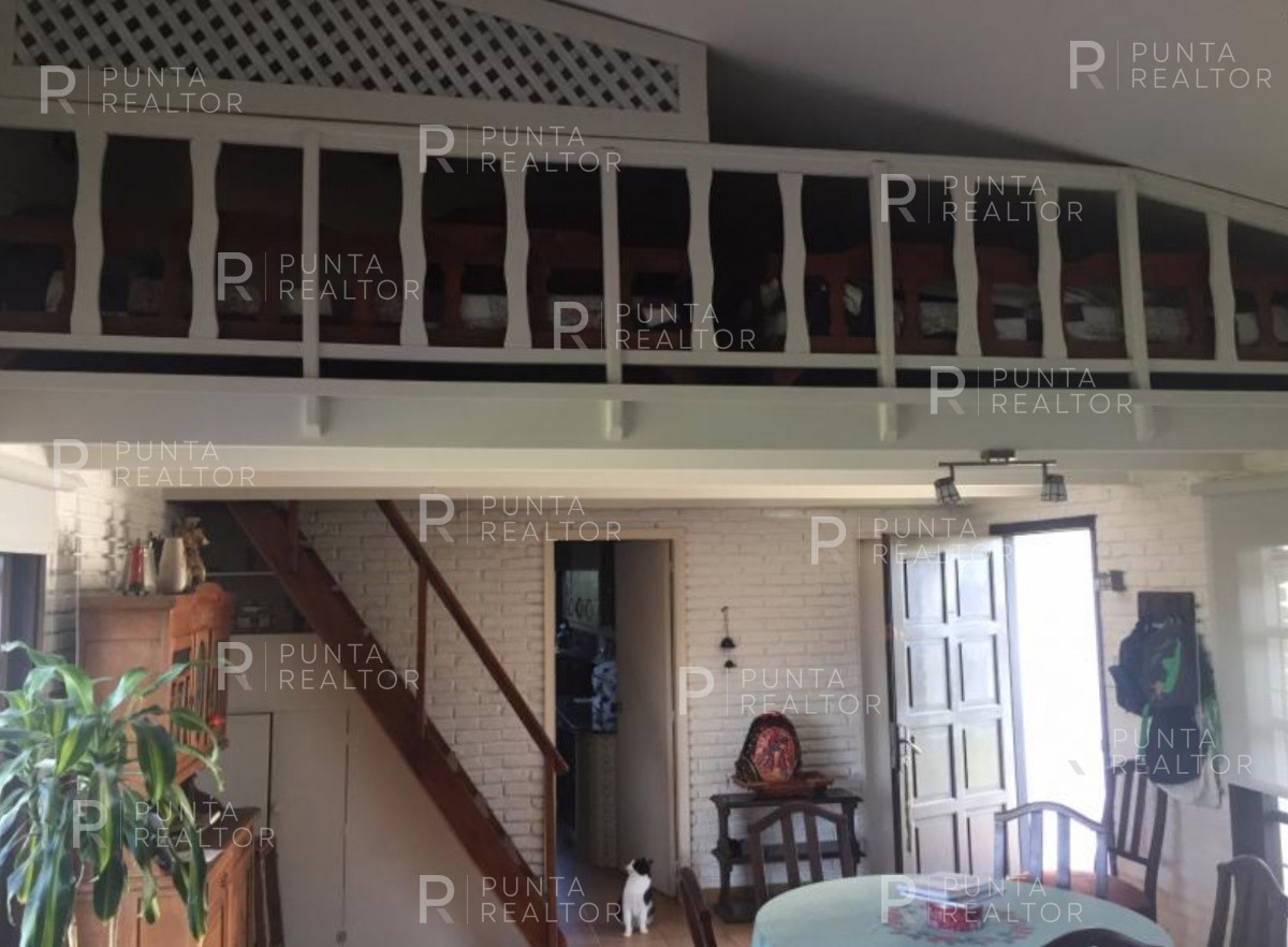 Casa ID.131 - Las Delicias, casa de dos dormitorios para 7 personas, 2 dormitorios y servicio, jardín, parrillero techado. cochera, a 3 cuadras de la playa