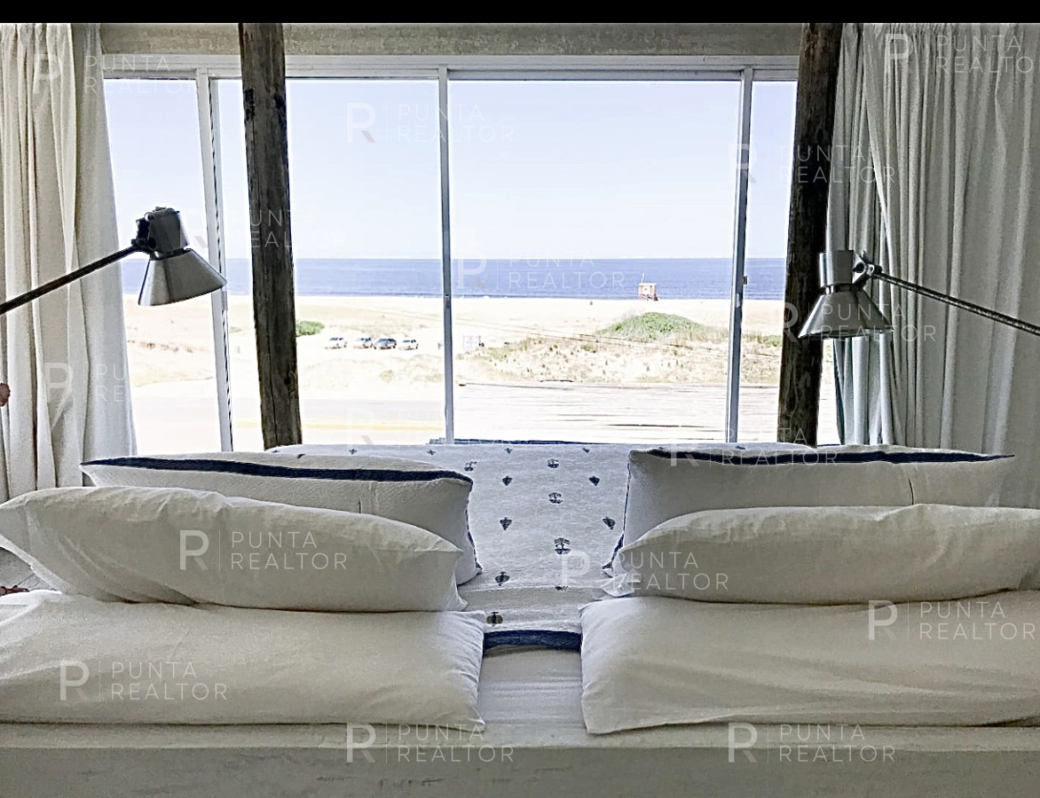 Casa ID.299 - Montoya, frente al mar, 4 suites, dependencia, living, cocina, lavadero, deck, parrillero, alarma, piscina.