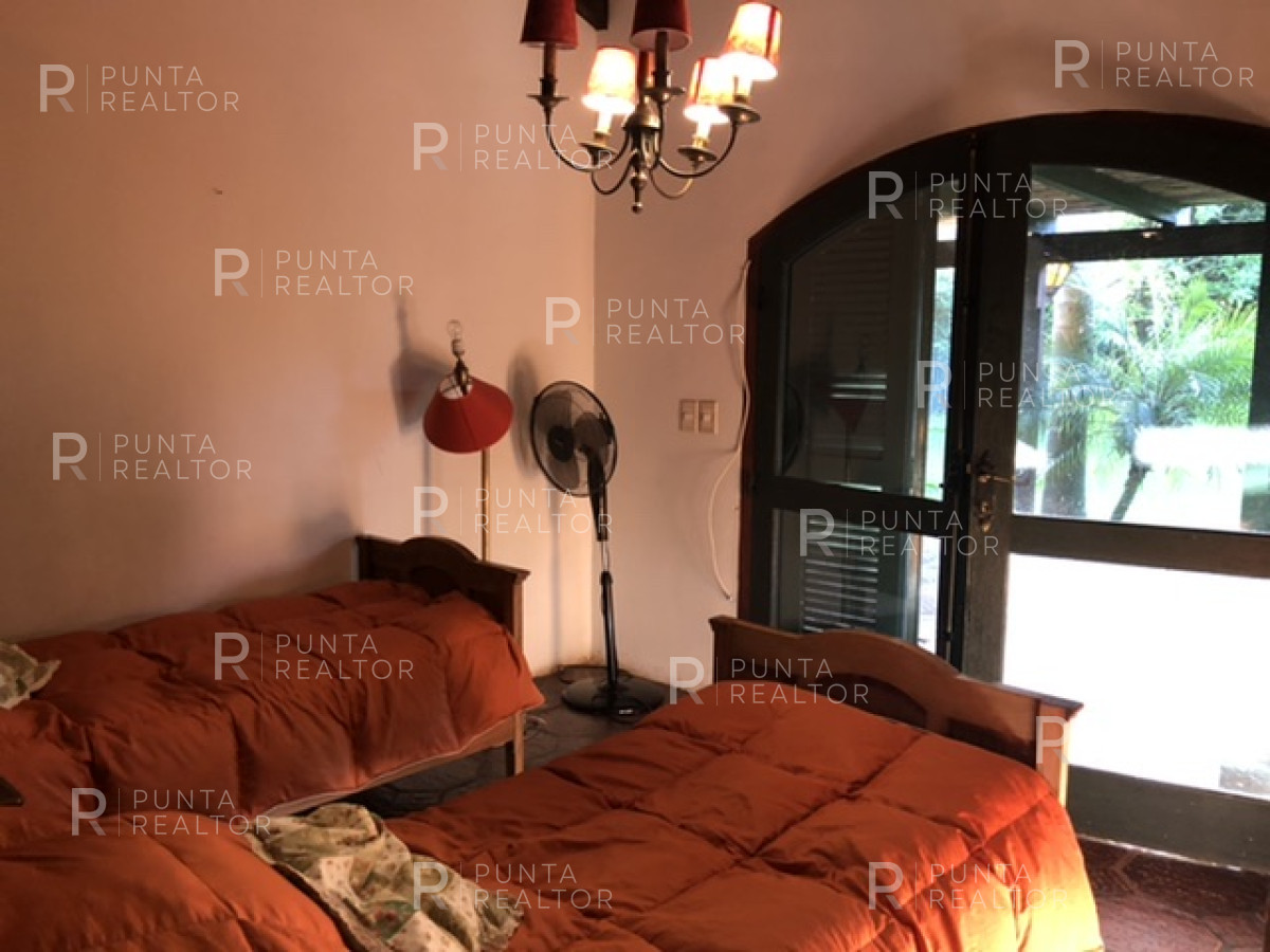 Casa ID.364 - Casa en alquiler anual en Playa Mansa excelente ubicación, super amplia