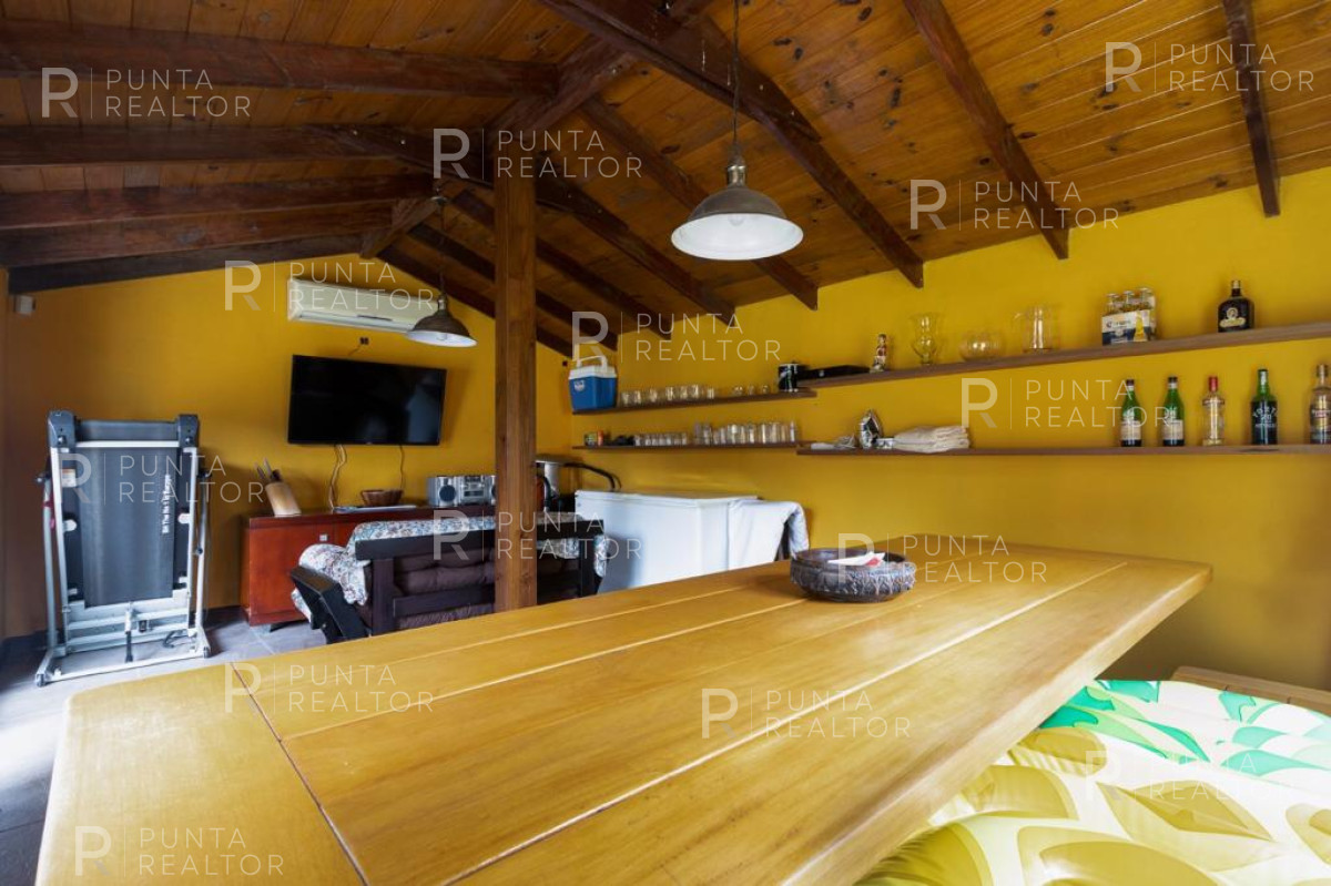 Casa ID.1199 - Excelente casa en alquiler anual 5 dormitorios y pileta climatizada, Punta del Este, Uruguay