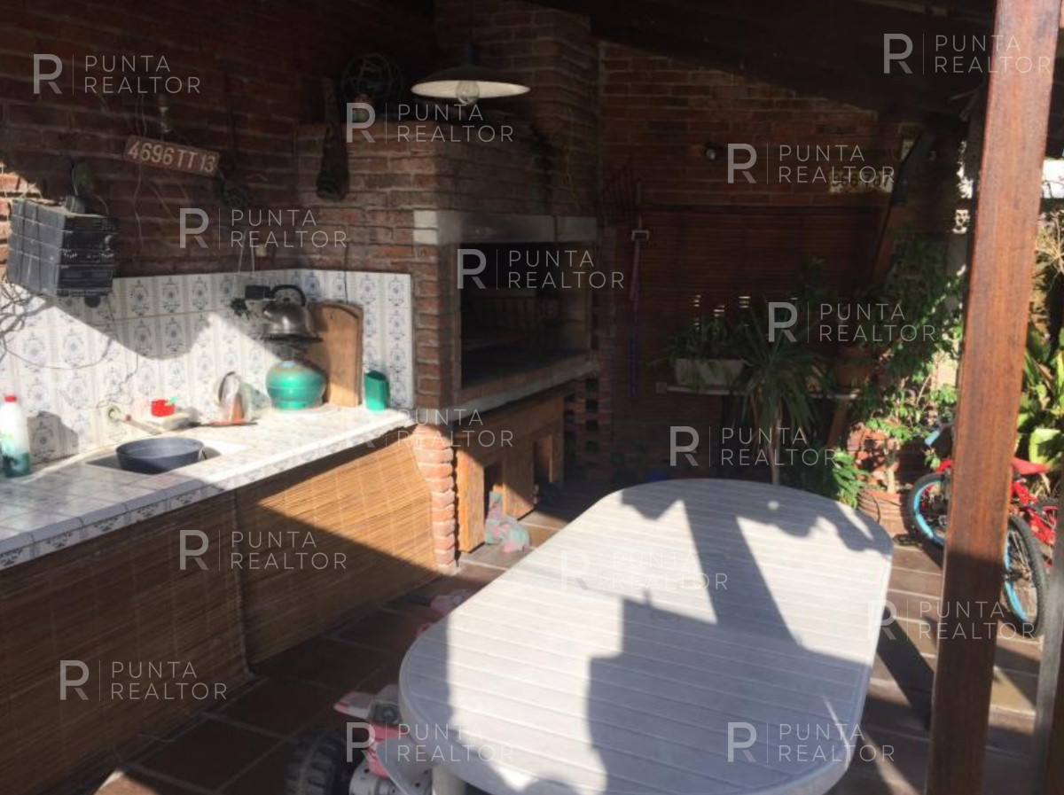 Casa ID.131 - Las Delicias, casa de dos dormitorios para 7 personas, 2 dormitorios y servicio, jardín, parrillero techado. cochera, a 3 cuadras de la playa