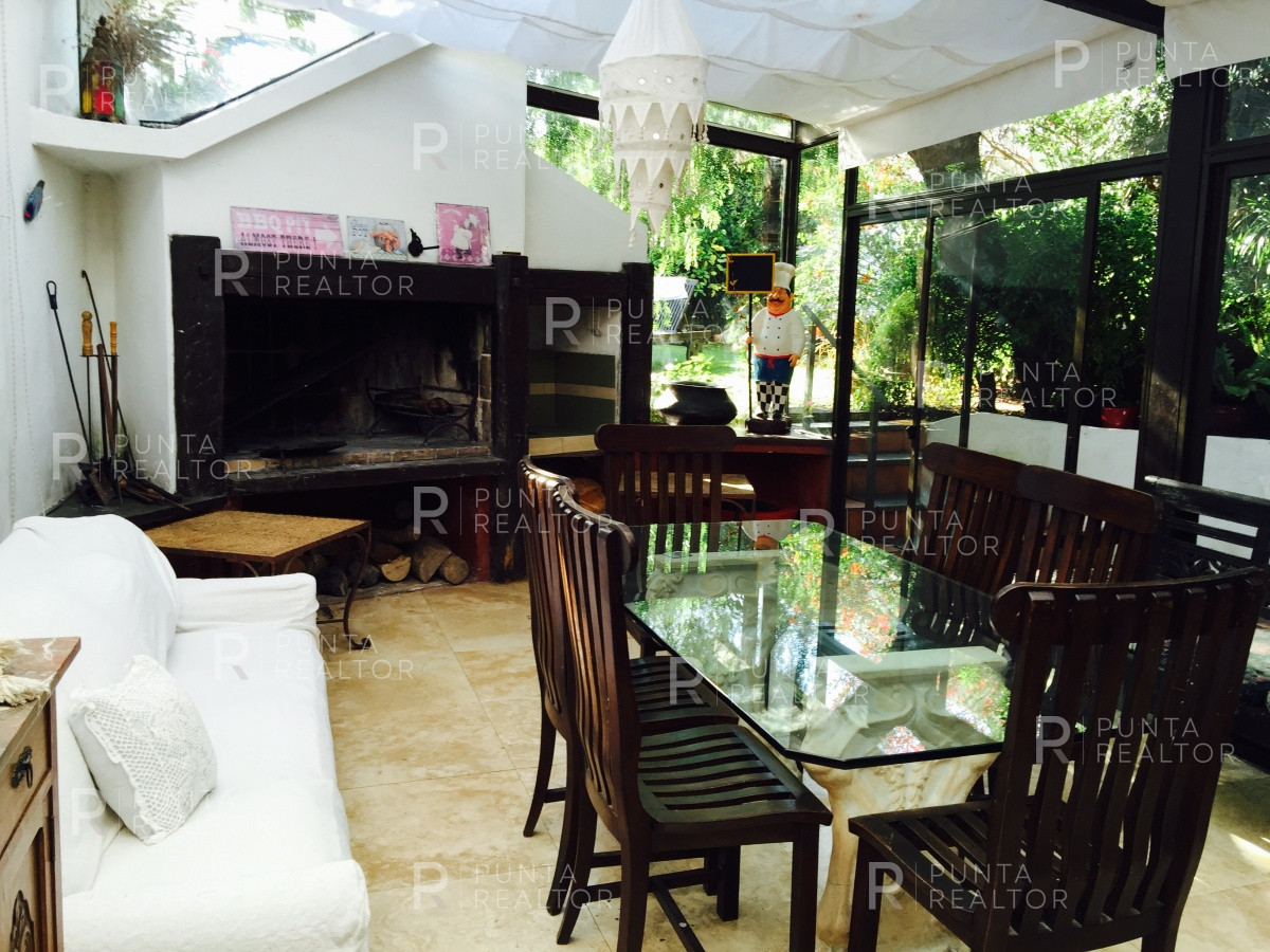Casa ID.828 - Casa en alquiler 3 dormitorios, 2 suites, servicio, barbacoa, jardines, Montevideo Uruguay