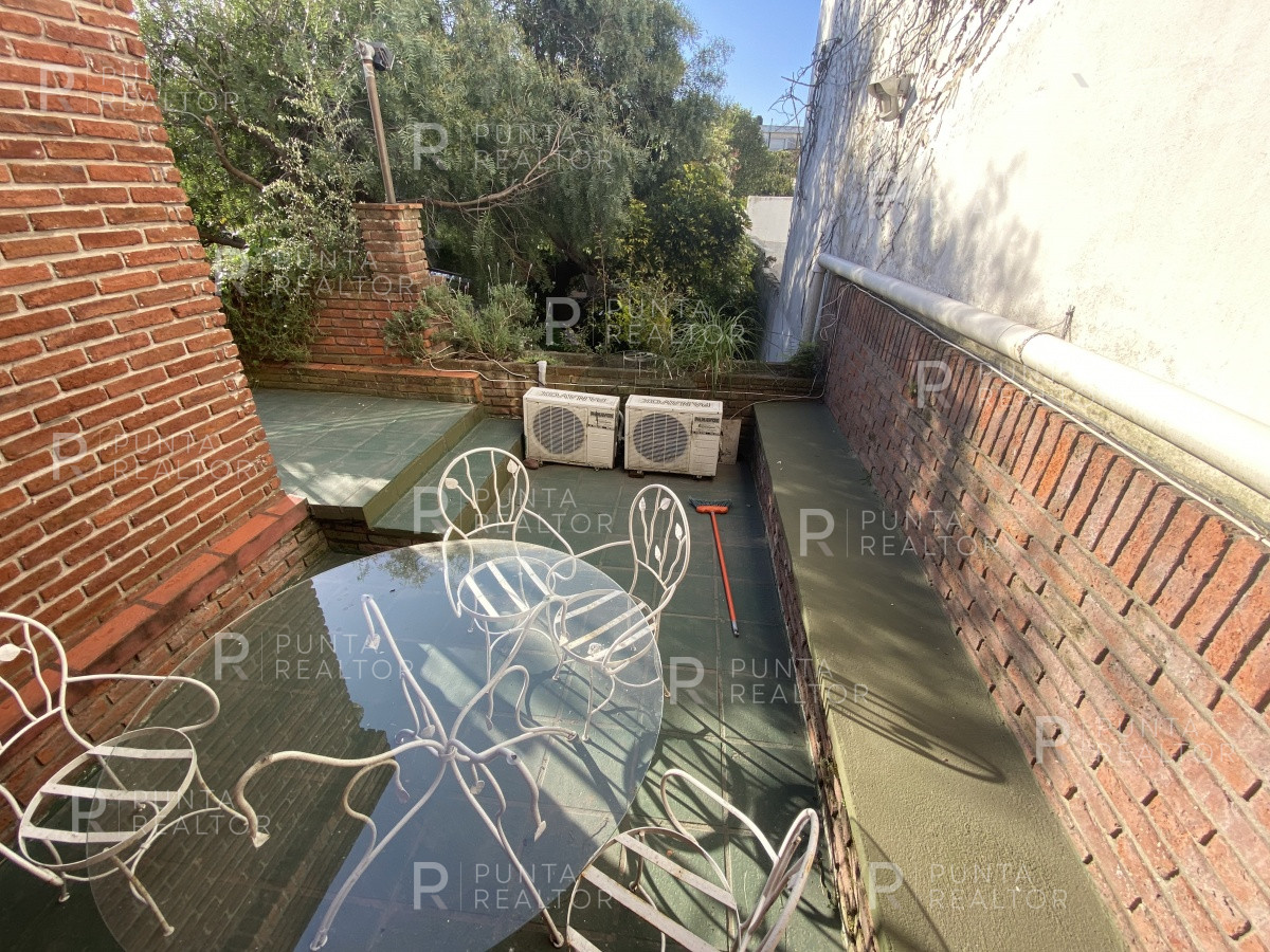 Casa ID.828 - Casa en alquiler 3 dormitorios, 2 suites, servicio, barbacoa, jardines, Montevideo Uruguay
