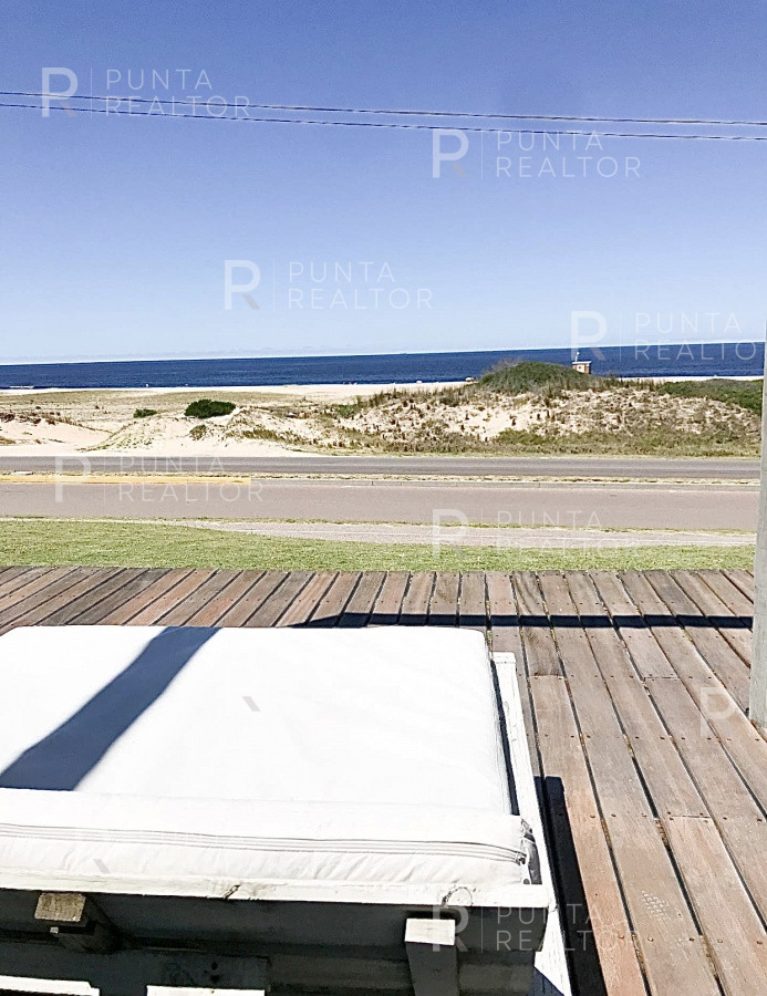 Casa ID.299 - Montoya, frente al mar, 4 suites, dependencia, living, cocina, lavadero, deck, parrillero, alarma, piscina.