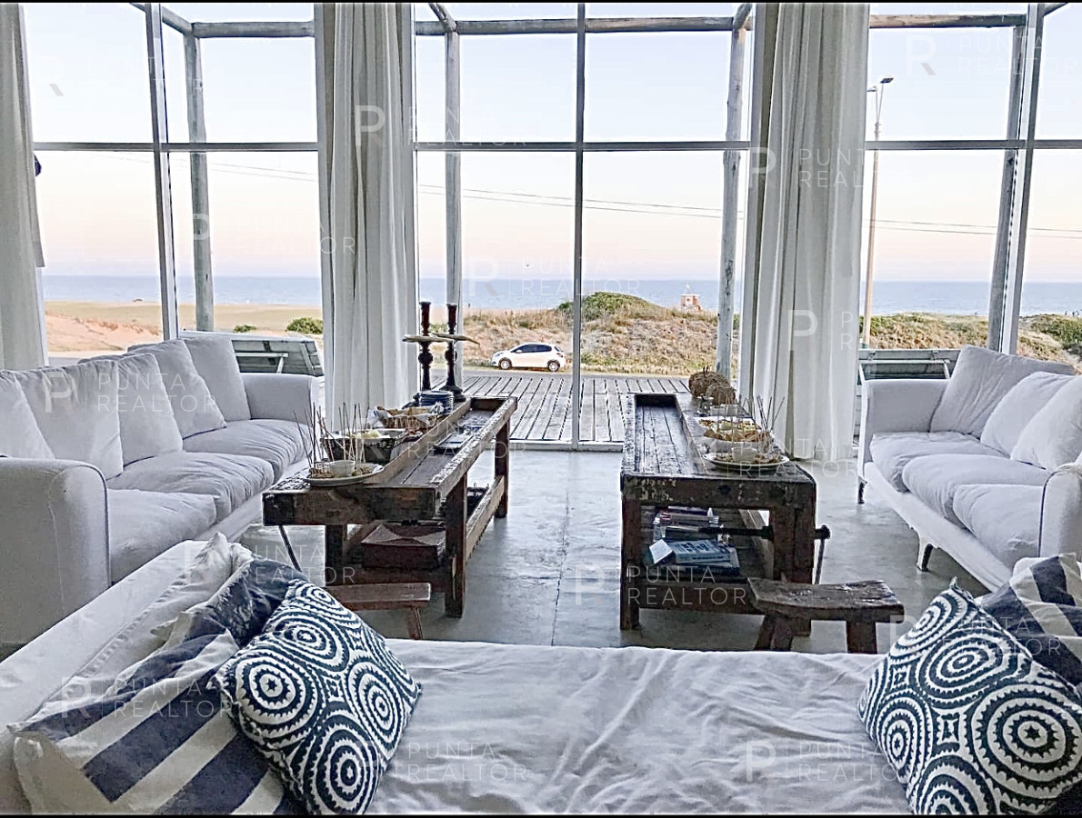 Casa ID.299 - Montoya, frente al mar, 4 suites, dependencia, living, cocina, lavadero, deck, parrillero, alarma, piscina.