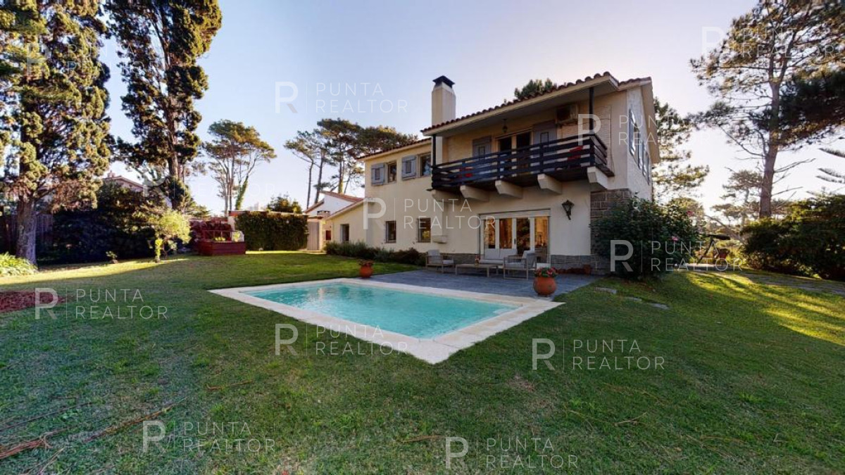 Casa ID.1368 - Excelente casa en alquiler Playa Mansa con pileta, Punta del Este, Uruguay