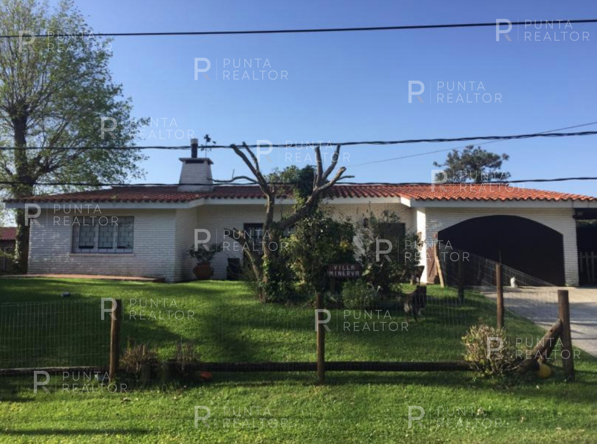 Casa ID.131 - Las Delicias, casa de dos dormitorios para 7 personas, 2 dormitorios y servicio, jardín, parrillero techado. cochera, a 3 cuadras de la playa