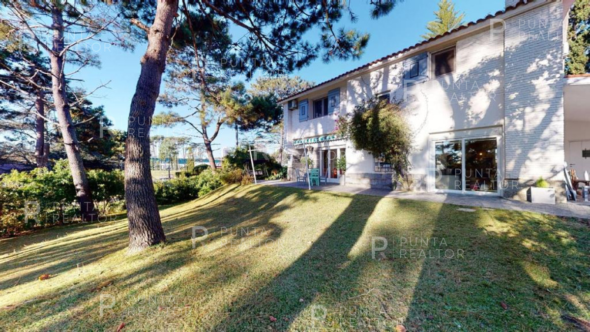 Casa ID.1368 - Excelente casa en alquiler Playa Mansa con pileta, Punta del Este, Uruguay