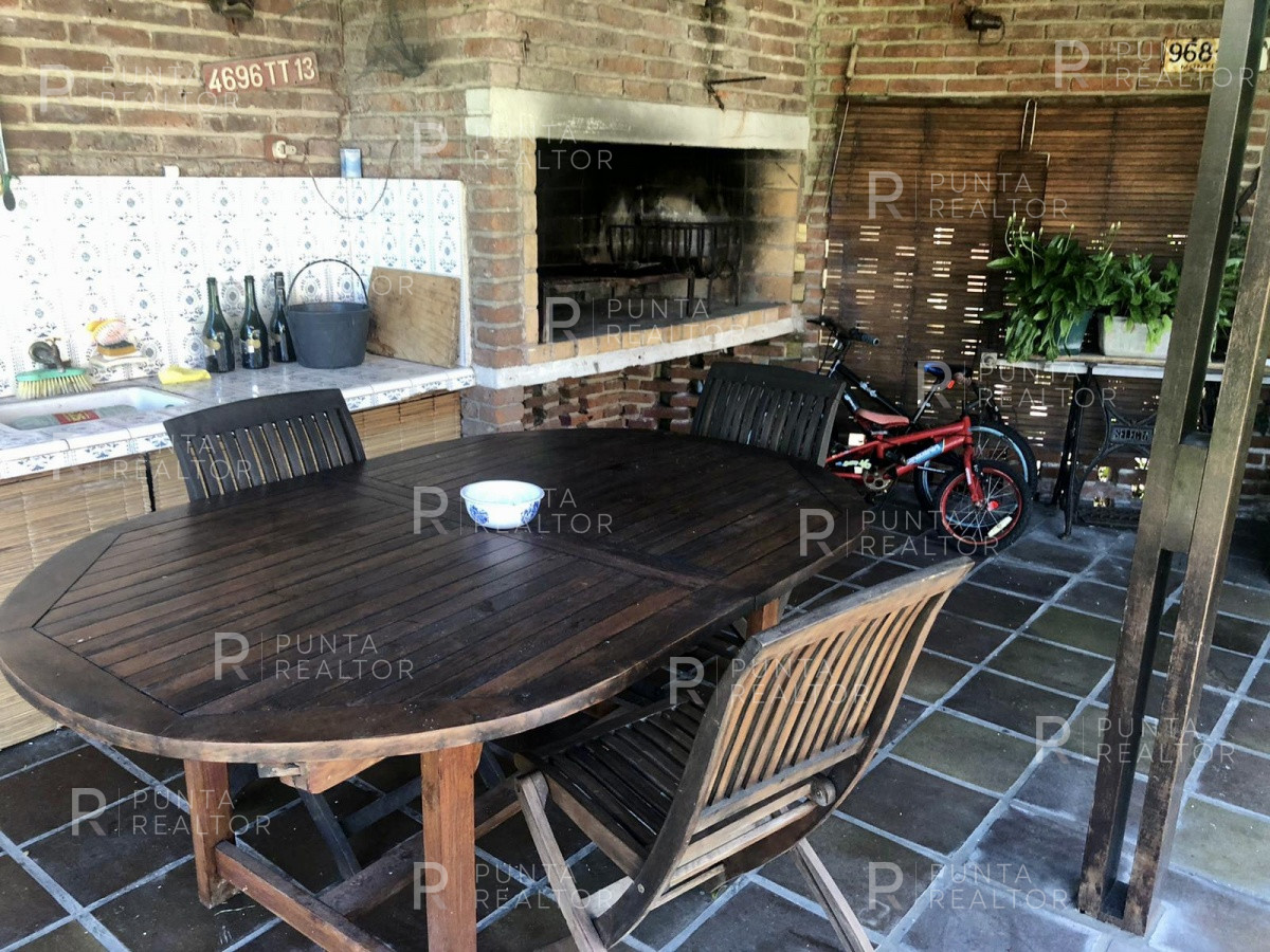 Casa ID.131 - Las Delicias, casa de dos dormitorios para 7 personas, 2 dormitorios y servicio, jardín, parrillero techado. cochera, a 3 cuadras de la playa