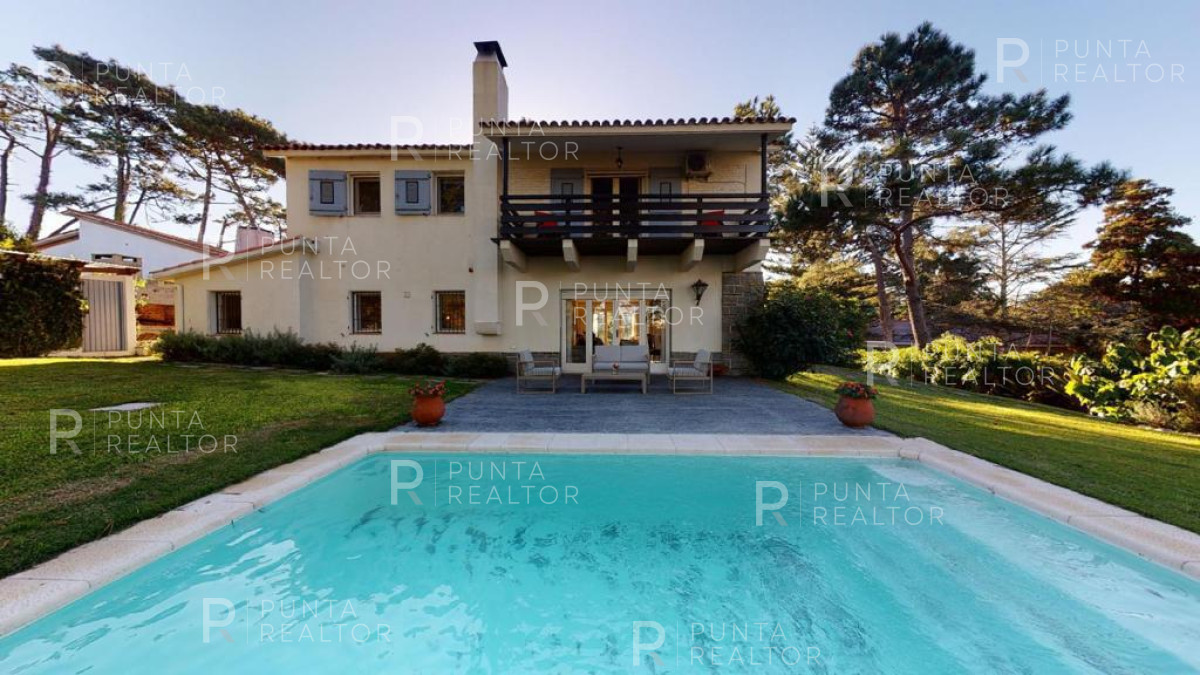 Casa ID.1368 - Excelente casa en alquiler Playa Mansa con pileta, Punta del Este, Uruguay