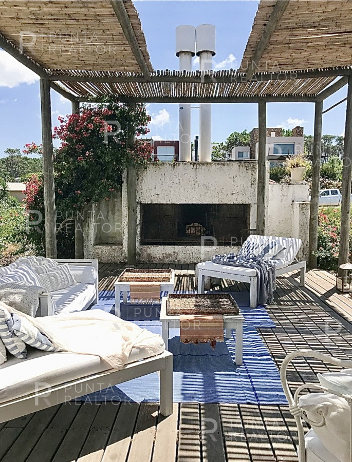 Casa ID.299 - Montoya, frente al mar, 4 suites, dependencia, living, cocina, lavadero, deck, parrillero, alarma, piscina.