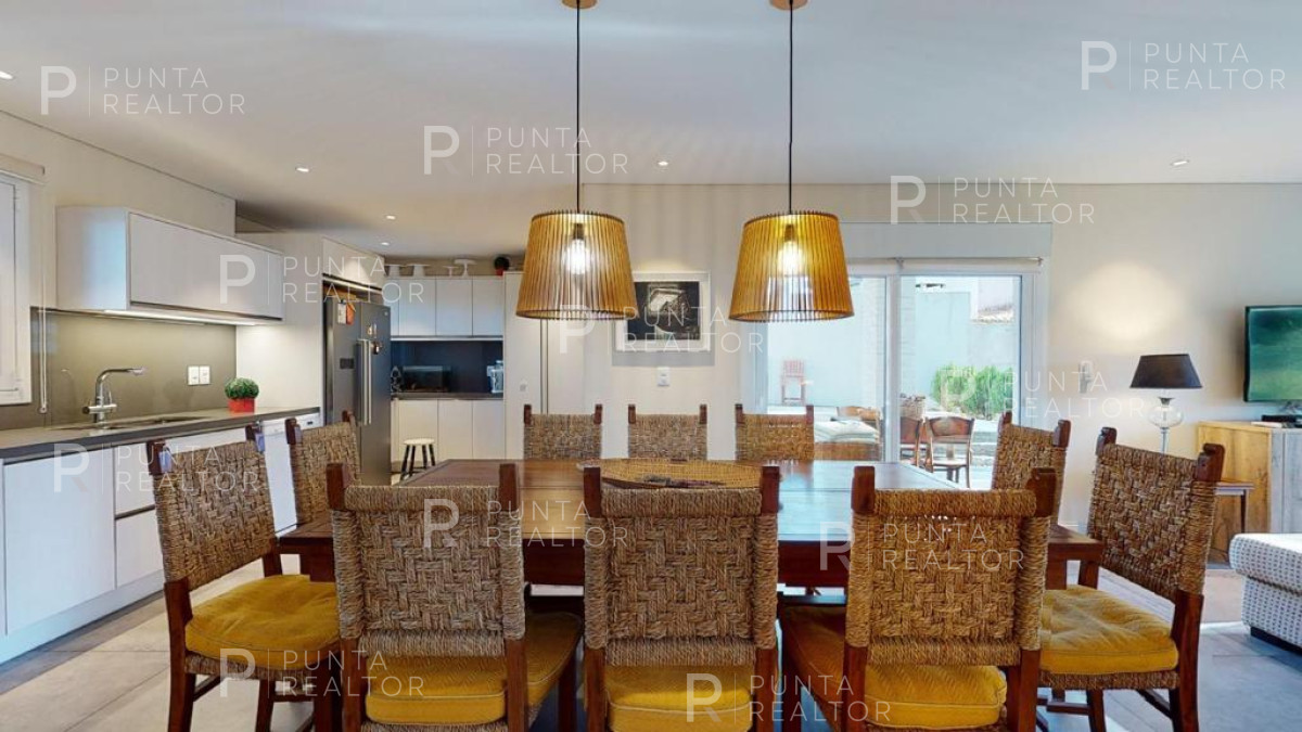 Casa ID.1368 - Excelente casa en alquiler Playa Mansa con pileta, Punta del Este, Uruguay