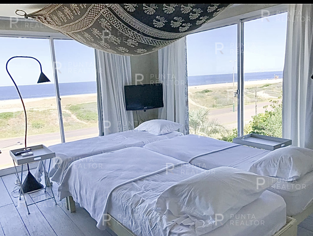 Casa ID.299 - Montoya, frente al mar, 4 suites, dependencia, living, cocina, lavadero, deck, parrillero, alarma, piscina.