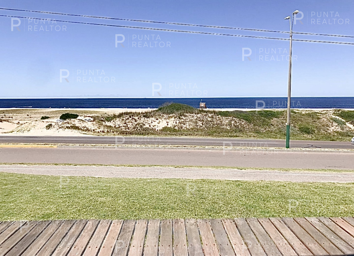 Casa ID.299 - Montoya, frente al mar, 4 suites, dependencia, living, cocina, lavadero, deck, parrillero, alarma, piscina.