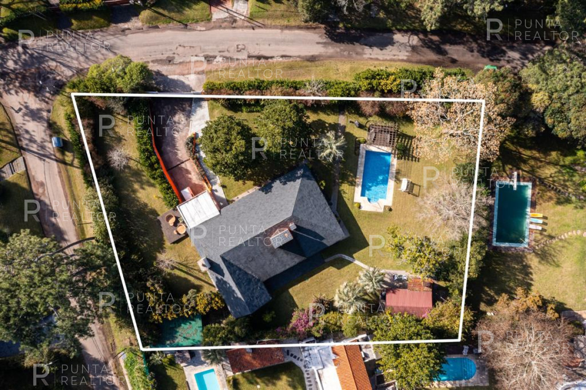 Casa ID.1199 - Excelente casa en alquiler anual 5 dormitorios y pileta climatizada, Punta del Este, Uruguay
