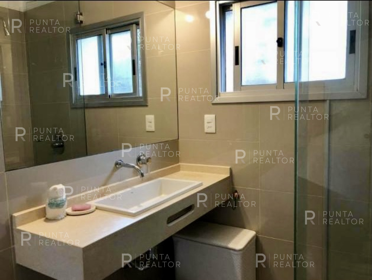 Casa ID.131 - Las Delicias, casa de dos dormitorios para 7 personas, 2 dormitorios y servicio, jardín, parrillero techado. cochera, a 3 cuadras de la playa
