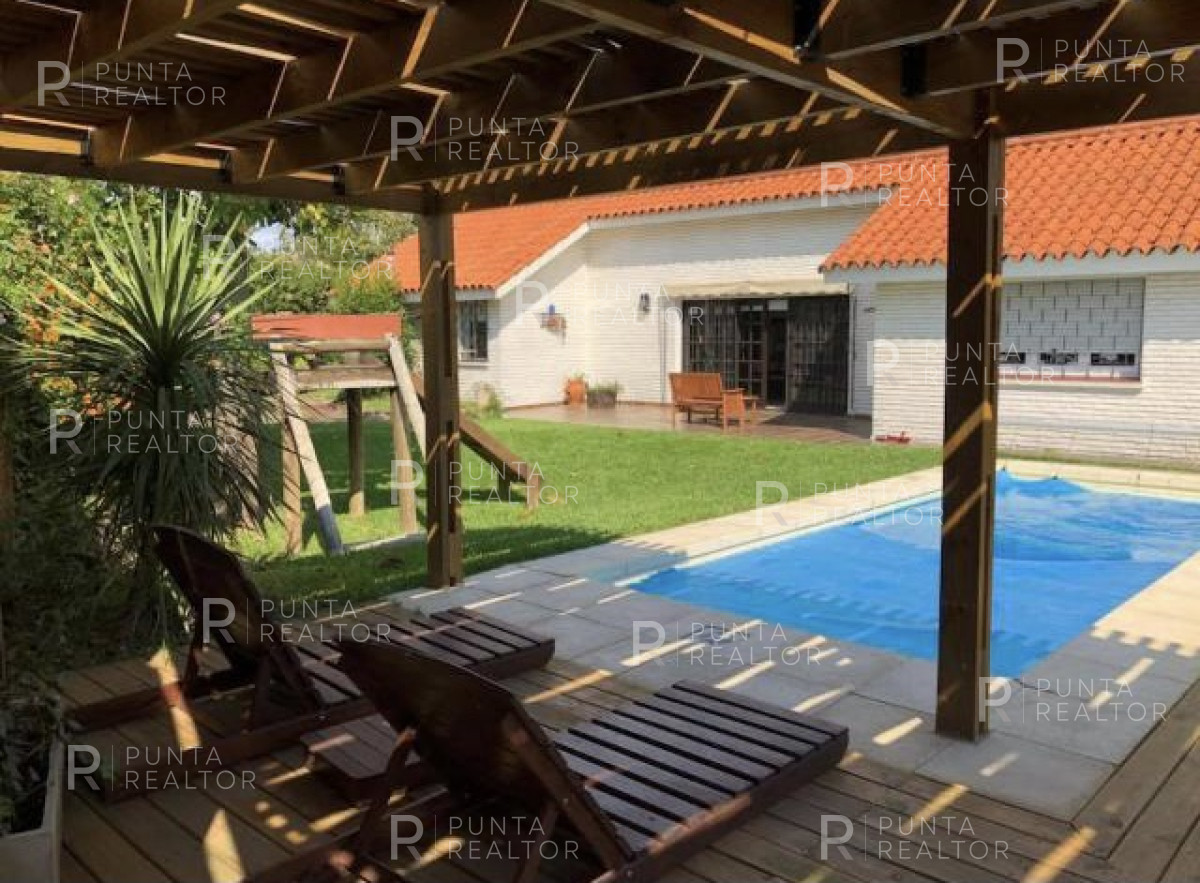 Casa ID.131 - Las Delicias, casa de dos dormitorios para 7 personas, 2 dormitorios y servicio, jardín, parrillero techado. cochera, a 3 cuadras de la playa