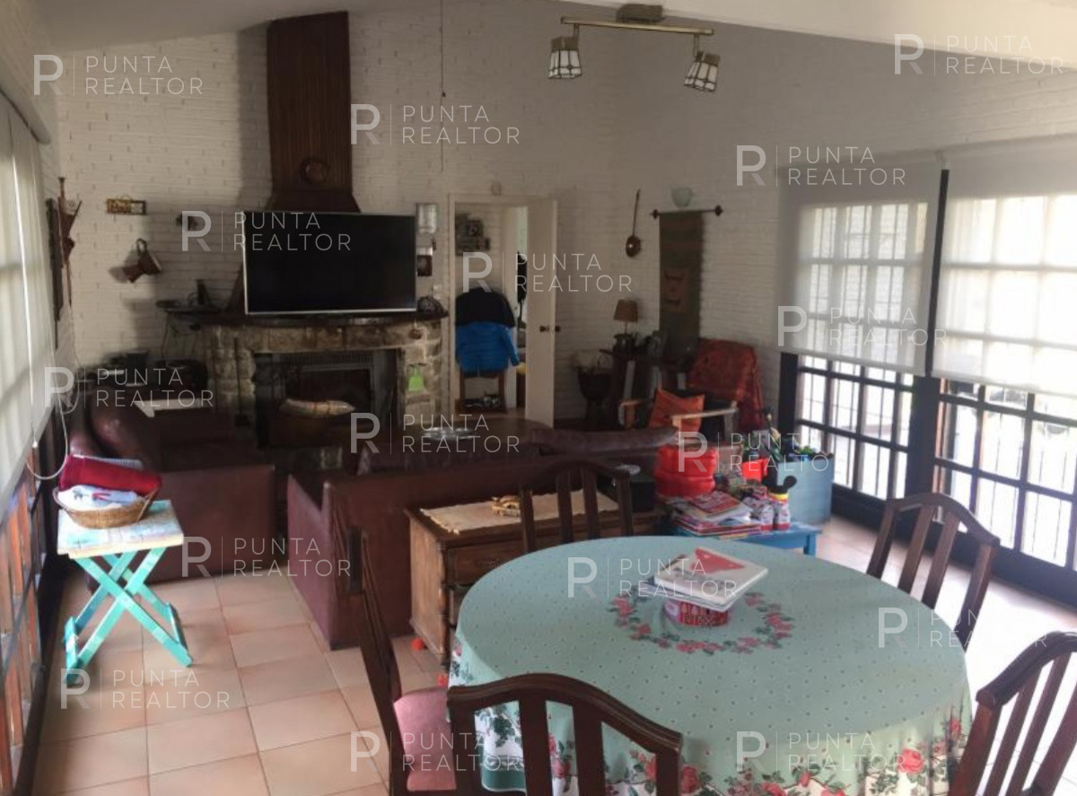 Casa ID.131 - Las Delicias, casa de dos dormitorios para 7 personas, 2 dormitorios y servicio, jardín, parrillero techado. cochera, a 3 cuadras de la playa