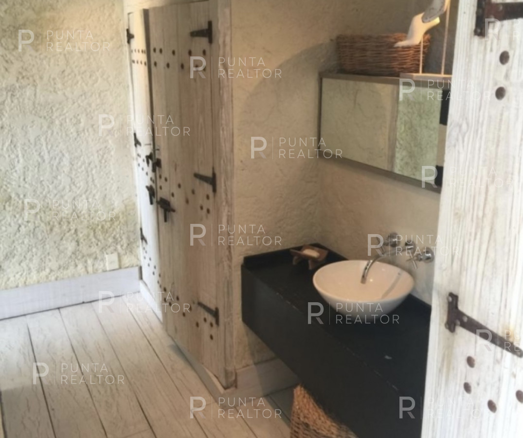 Casa ID.299 - Montoya, frente al mar, 4 suites, dependencia, living, cocina, lavadero, deck, parrillero, alarma, piscina.