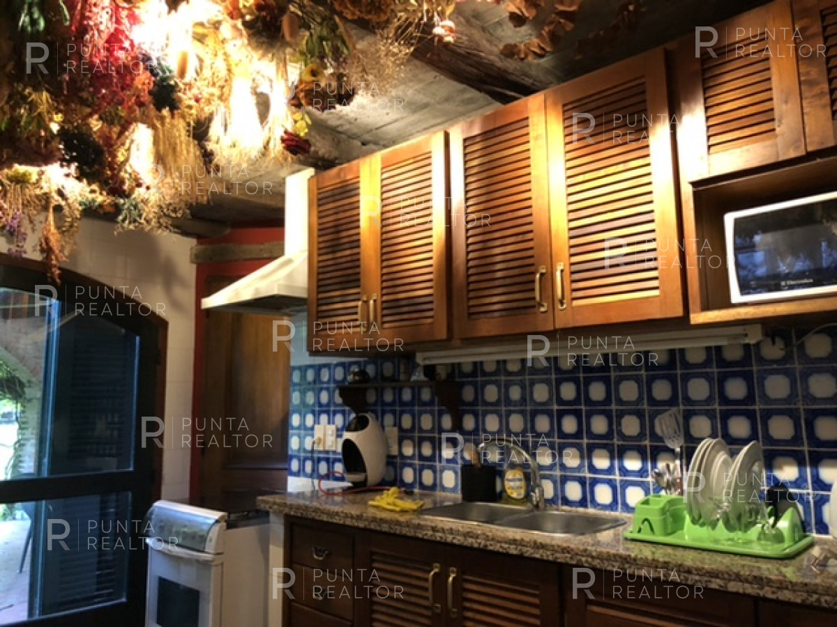 Casa ID.364 - Casa en alquiler anual en Playa Mansa excelente ubicación, super amplia