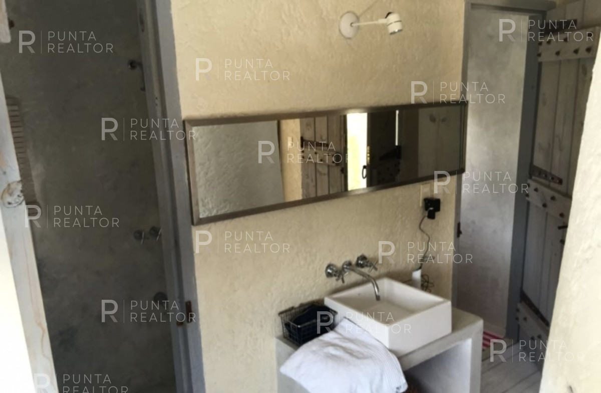 Casa ID.299 - Montoya, frente al mar, 4 suites, dependencia, living, cocina, lavadero, deck, parrillero, alarma, piscina.
