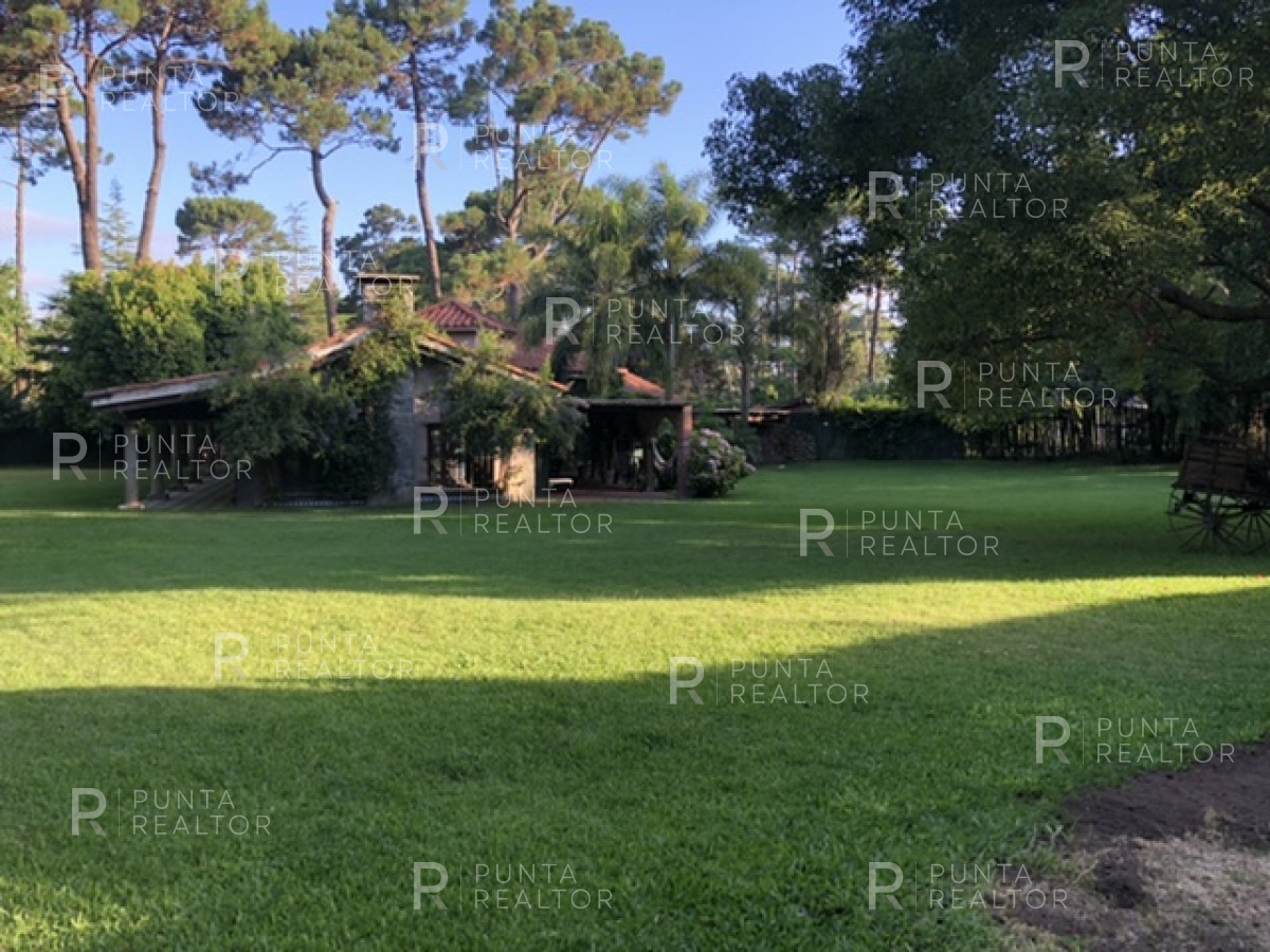 Casa ID.364 - Casa en alquiler anual en Playa Mansa excelente ubicación, super amplia