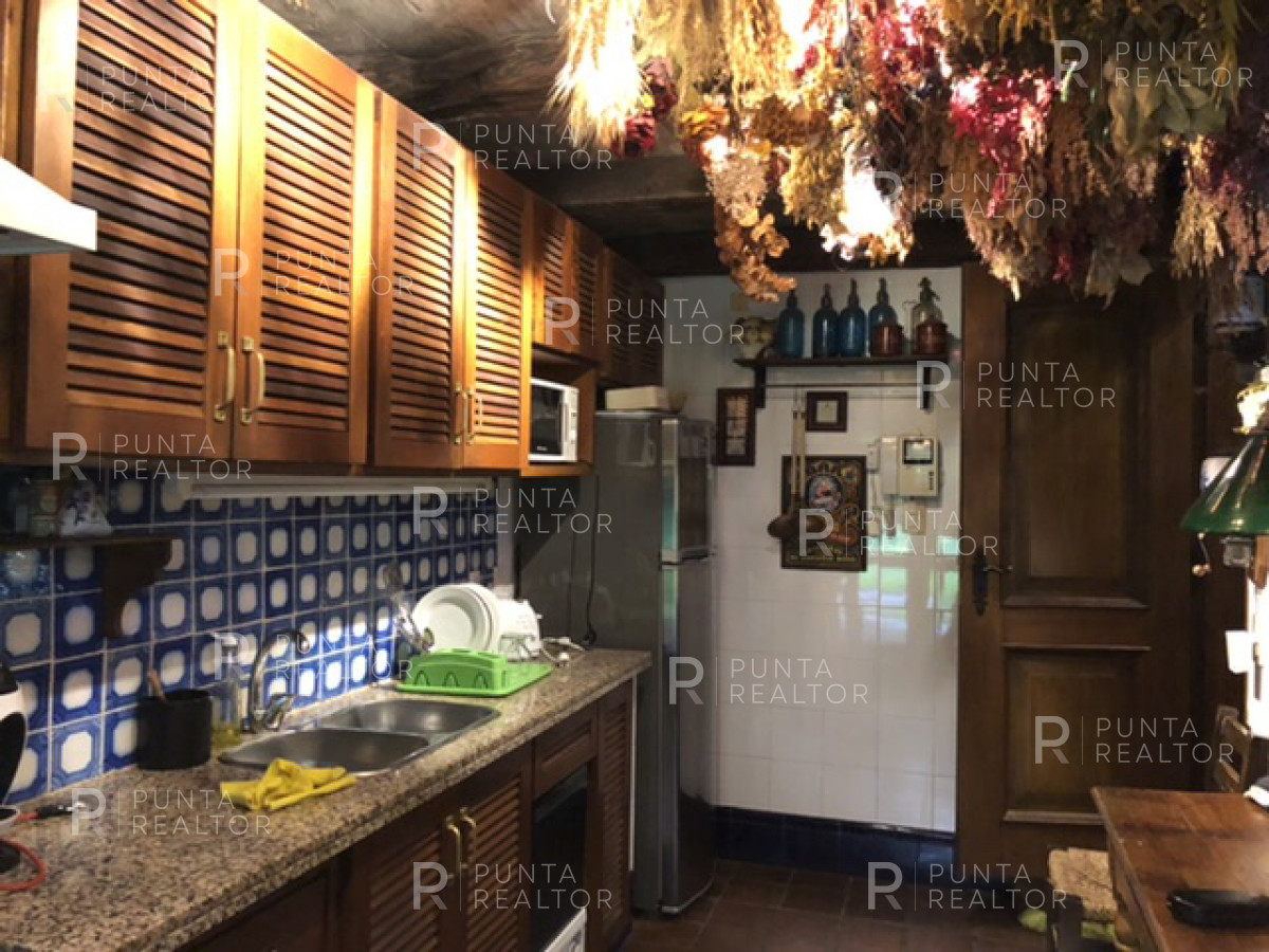 Casa ID.364 - Casa en alquiler anual en Playa Mansa excelente ubicación, super amplia
