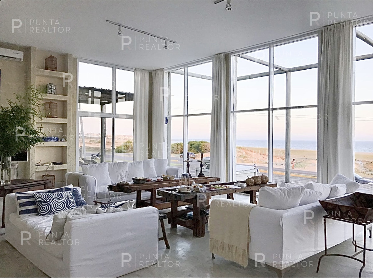 Casa ID.299 - Montoya, frente al mar, 4 suites, dependencia, living, cocina, lavadero, deck, parrillero, alarma, piscina.